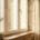 Finestra moderna in PVC bianco con tripla vetrocamera in un soggiorno luminoso
