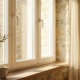 Finestra moderna in PVC bianco con tripla vetrocamera in un soggiorno luminoso