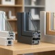 Tre campioni di profili finestra a confronto: PVC bianco, alluminio grigio e legno-alluminio
